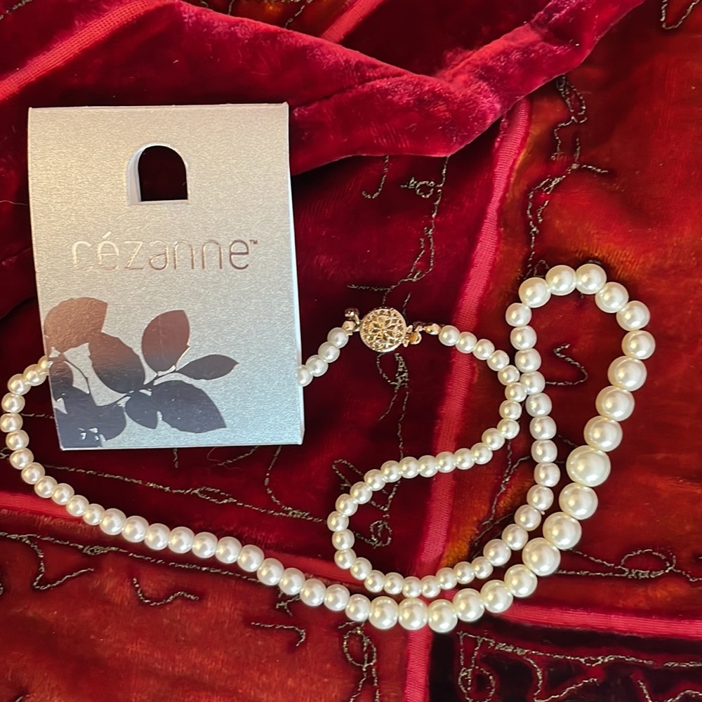 Graduated faux pearl necklace NWT